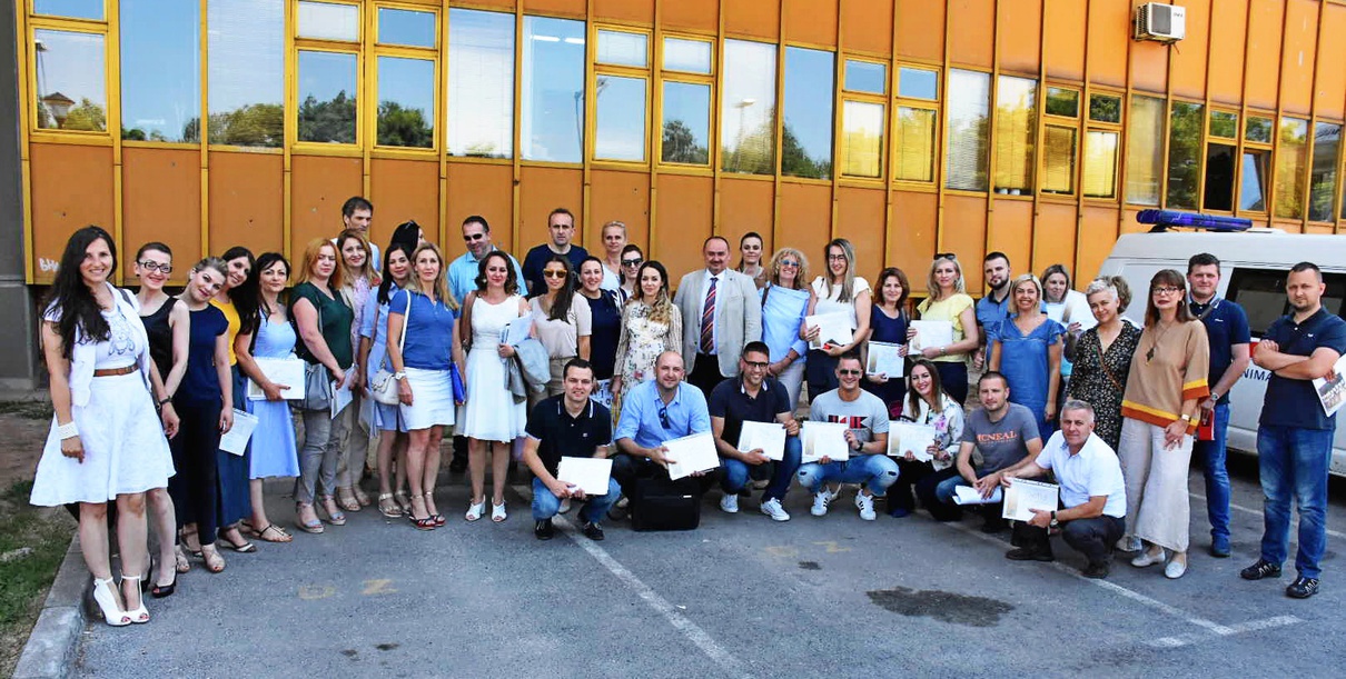 Učesnici obuke s certifikatima ispred Doma zdravlja Ilidža, JUDZKS.