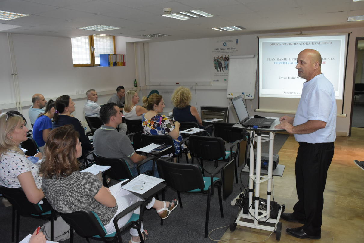 Halid Mahmutbegović  drži predavanje za koordinatore kvaliteta.