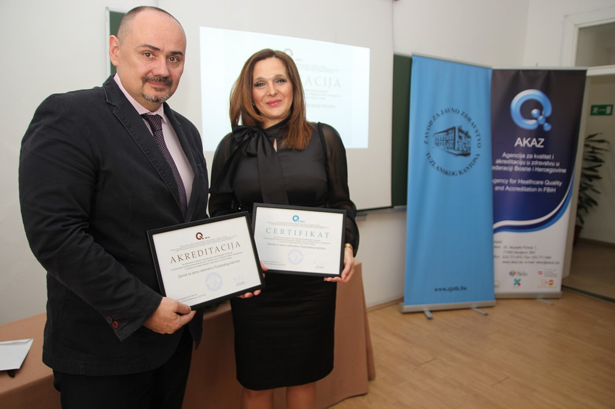 Akreditaciju i certifikat je direktorici Zavoda doc.dr.med.sc. Maidi Mulić uručio direktor Agencije za kvalitet i akreditaciju u zdravstvu u FBiH doc.dr. Ahmed Novo