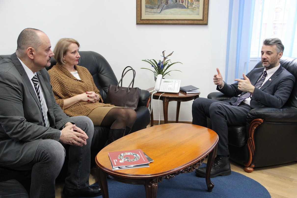 Direktor AKAZ-a Ahmed Novo u ugodnom razgovoru s ministricom Amelom Sofović i premijerom Edinom Fortom