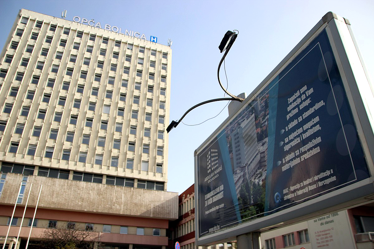 Plakat AKAZ-a ispred Opće bolnice u Sarajevu 