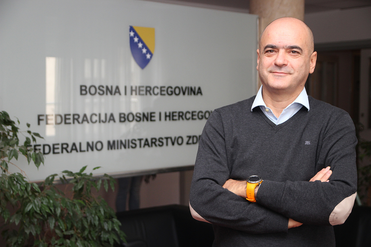 Goran Čerkez pred tablom Federalnog ministarstva zdravstva u zgradi ovog ministarstva