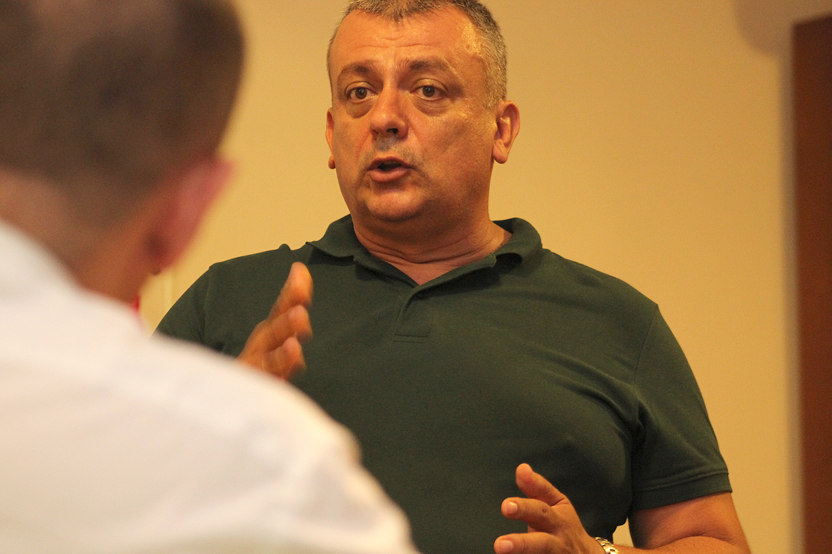 Profesor Marko Romić tokom jednog od sastanaka Kluba liječenih ovisnika o kocki